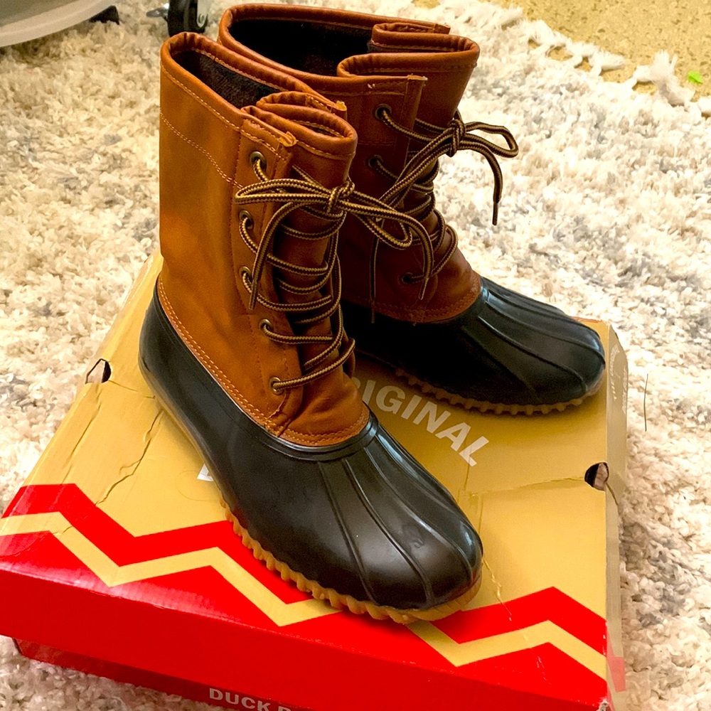The Original Duck Boot | Size: 7.5 - image 1